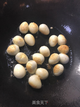 鹌鹑蛋烧土豆的做法步骤：2