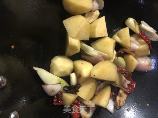 鹌鹑蛋烧土豆的做法步骤：5