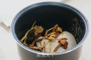 菌花油鸡汤的做法步骤：2