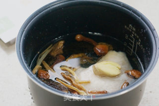 菌花油鸡汤的做法步骤：3