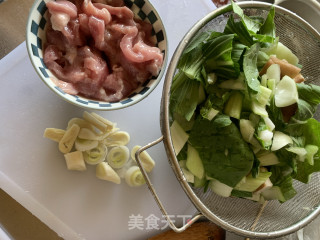 油菜香菇焖肉的做法步骤：1