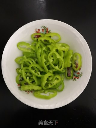 青椒牛肉丝的做法步骤：2