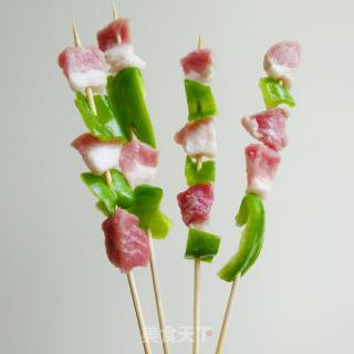 青椒烤肉串的做法步骤：2
