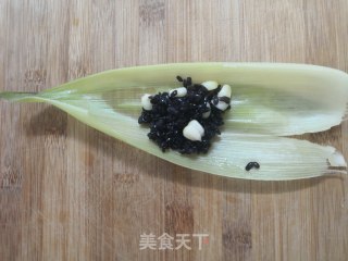 福袋乌米粽的做法步骤：8