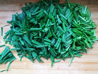 韭菜炒河虾的做法步骤：2