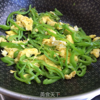 菜椒炒蛋的做法步骤：7