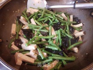 豆干木耳炒豆角的做法步骤：9