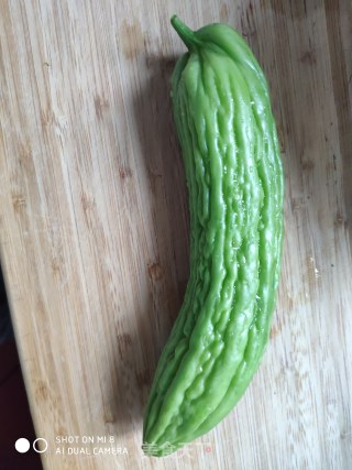 下酒菜   苦瓜煎蛋的做法步骤：1