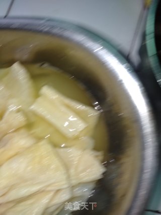 豆腐皮拌西芹木耳的做法步骤：1