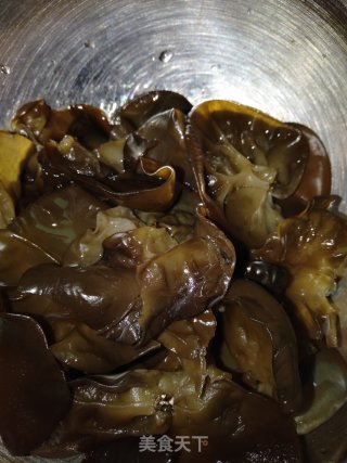 豆腐皮拌西芹木耳的做法步骤：2