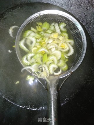 豆腐皮拌西芹木耳的做法步骤：6
