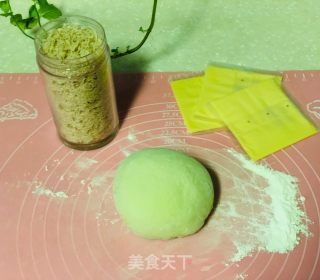 鸡肉松奶酪黄瓜面包的做法步骤：1