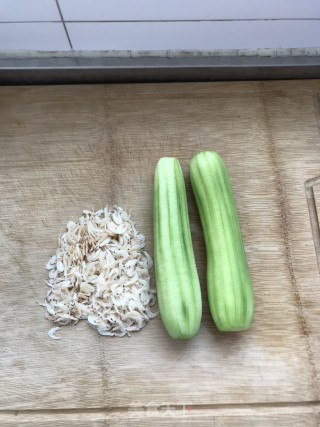 虾皮炒丝瓜的做法步骤：1