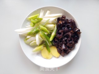 大葱烧乌参的做法步骤：3