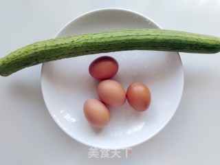 丝瓜炒鸡蛋的做法步骤：1