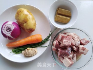 咖喱牛肉盖浇饭的做法步骤：1