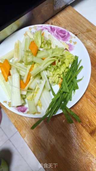 虾仁炒西芹的做法步骤：4