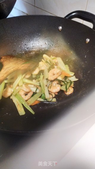 虾仁炒西芹的做法步骤：5