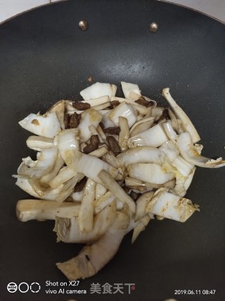 杏鲍菇炒大白菜的做法步骤：3