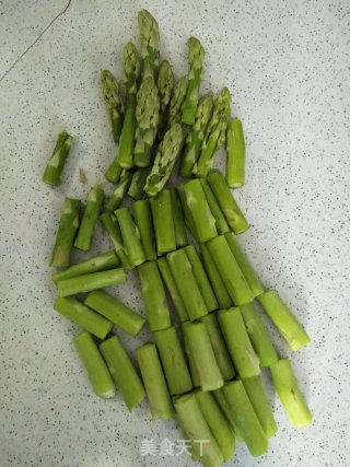 茶树菇炒芦笋的做法步骤：3