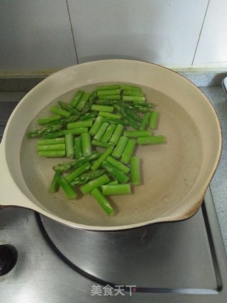 茶树菇炒芦笋的做法步骤：4
