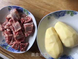 土豆烧排骨的做法步骤：1