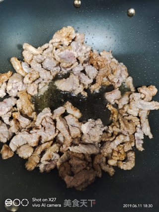 嫩姜圣女果炒牛肉的做法步骤：2