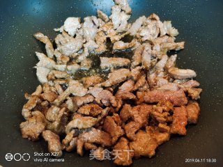 嫩姜圣女果炒牛肉的做法步骤：3