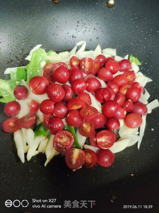 嫩姜圣女果炒牛肉的做法步骤：5