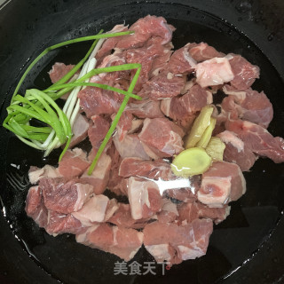 西红柿炖牛腩的做法步骤：1