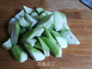 丝瓜炒鸡蛋的做法步骤：1