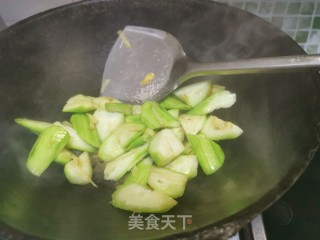 丝瓜炒鸡蛋的做法步骤：8