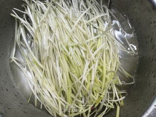 韭黄炒鸡蛋的做法步骤：1