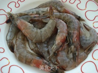 下酒菜黑椒炸虾的做法步骤：1