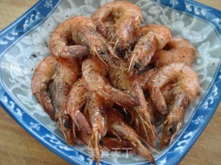 下酒菜黑椒炸虾的做法步骤：6