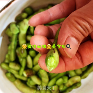????‍????仙草烹饪????cooking????‍????：佐酒小食之盐水煮毛豆????的做法步骤：2