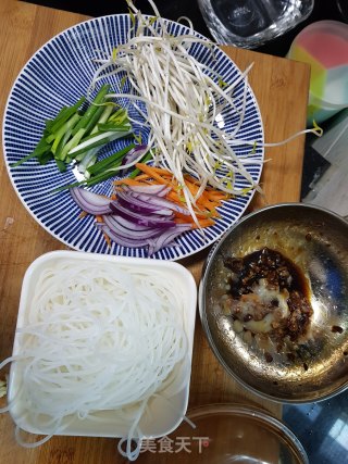三丝炒珍珠米粉的做法步骤：1