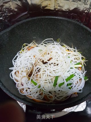 三丝炒珍珠米粉的做法步骤：4