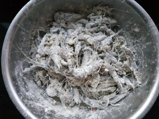 椒盐河虾的做法步骤：3