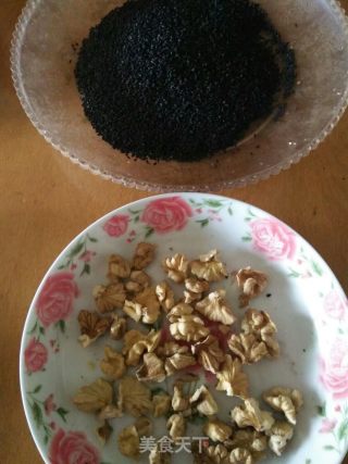 核桃芝麻糖的做法步骤：1