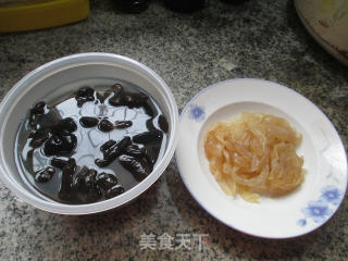海蜇丝拌黑木耳的做法步骤：1