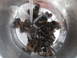 海蜇丝拌黑木耳的做法步骤：2
