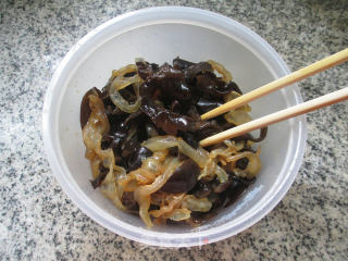 海蜇丝拌黑木耳的做法步骤：9