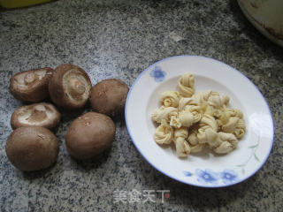 香菇烧千张结的做法步骤：1