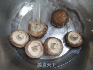 香菇烧千张结的做法步骤：2