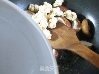 香菇烧千张结的做法步骤：5