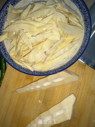 夏笋炒肉的做法步骤：1