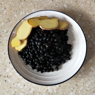 黑豆炖猪蹄的做法步骤：2