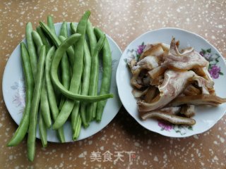 下酒菜～豆角丝炒猪耳的做法步骤：1