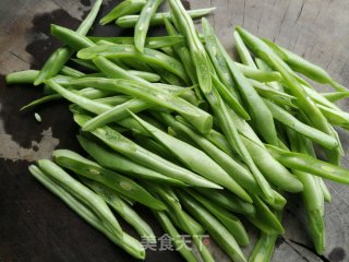 下酒菜～豆角丝炒猪耳的做法步骤：2